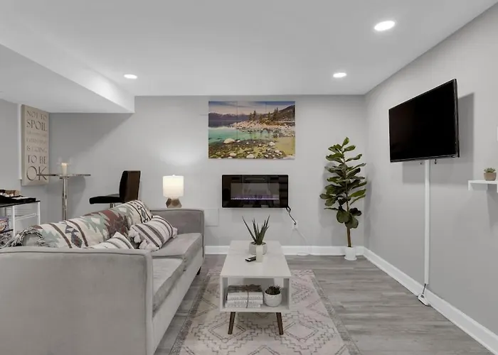 Beautifully Renovated! Cozy Modern Suite W/Free Parking