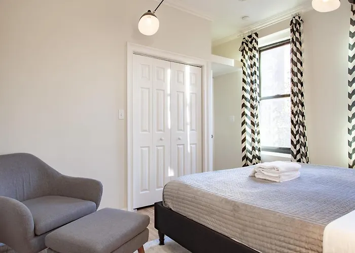 Exceptional Designer Victorian Home , Close To Metro Subway