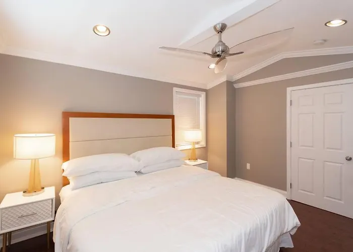 Three Br 2.5 Bath W/ Parking Spot & Deck Near Metr