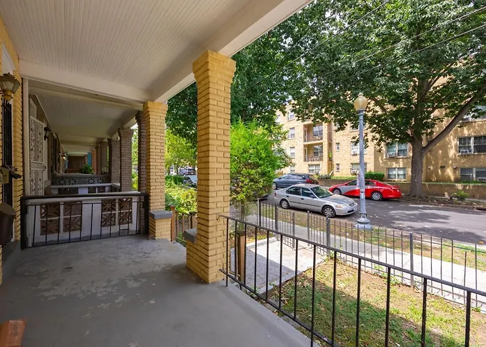 Modern 2 Bedroom Condo W Free Parking!