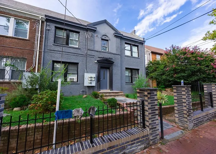Modern Updated Condo Near Downtown