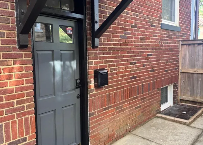 Comfy Basement Home 2 Bdrm1Den 3Queen Beds