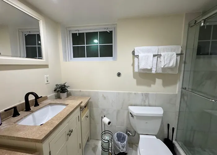 Comfy Basement Home 2 Bdrm1Den 3Queen Beds