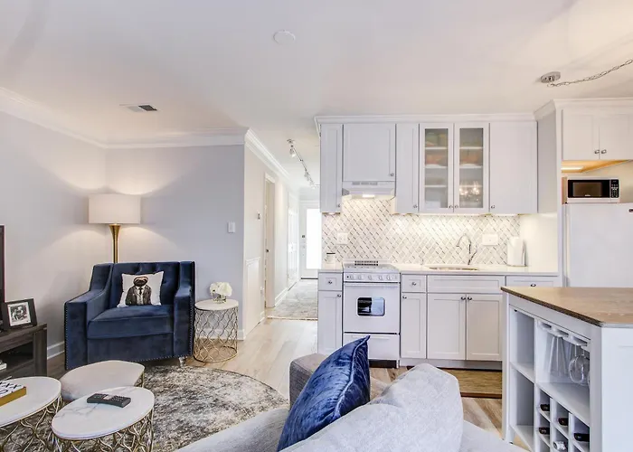 City Chic -- Your Walkable, Capitol Hill Home Away From Home! Washington